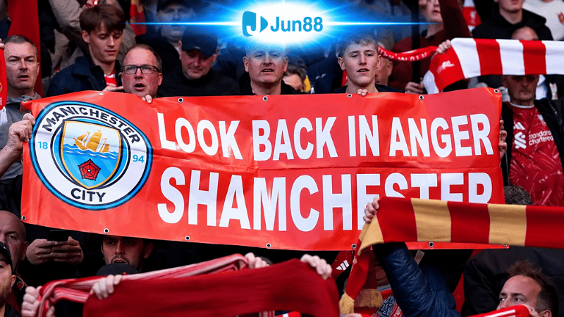 CĐV Liverpool chế giễu Man City trên khán đài